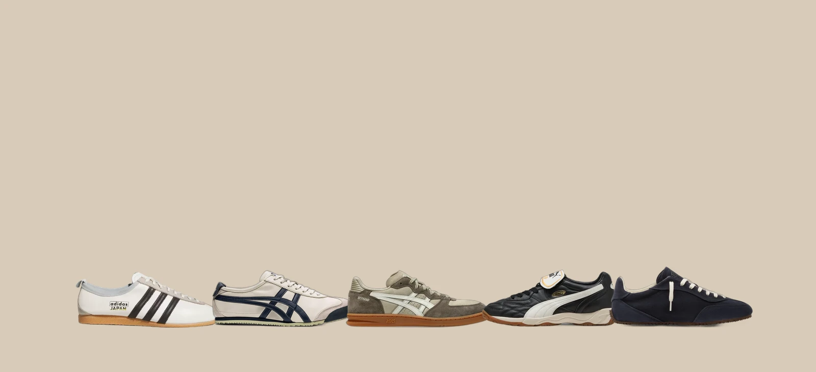 Fem lave sneakers side om side i samme skala og på samme sålelinje: adidas Japan, Onitsuka Tiger Mexico 66, ASICS SKYHAND OG, PUMA King Indoor og Axel Arigato Daze Runner